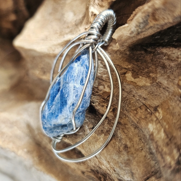 Kyanite pendant wire wrapped handmade silver tone - Picture 3 of 4